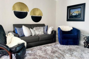 Luxurious Waterfront Penthouse: Maderia Beach Gem